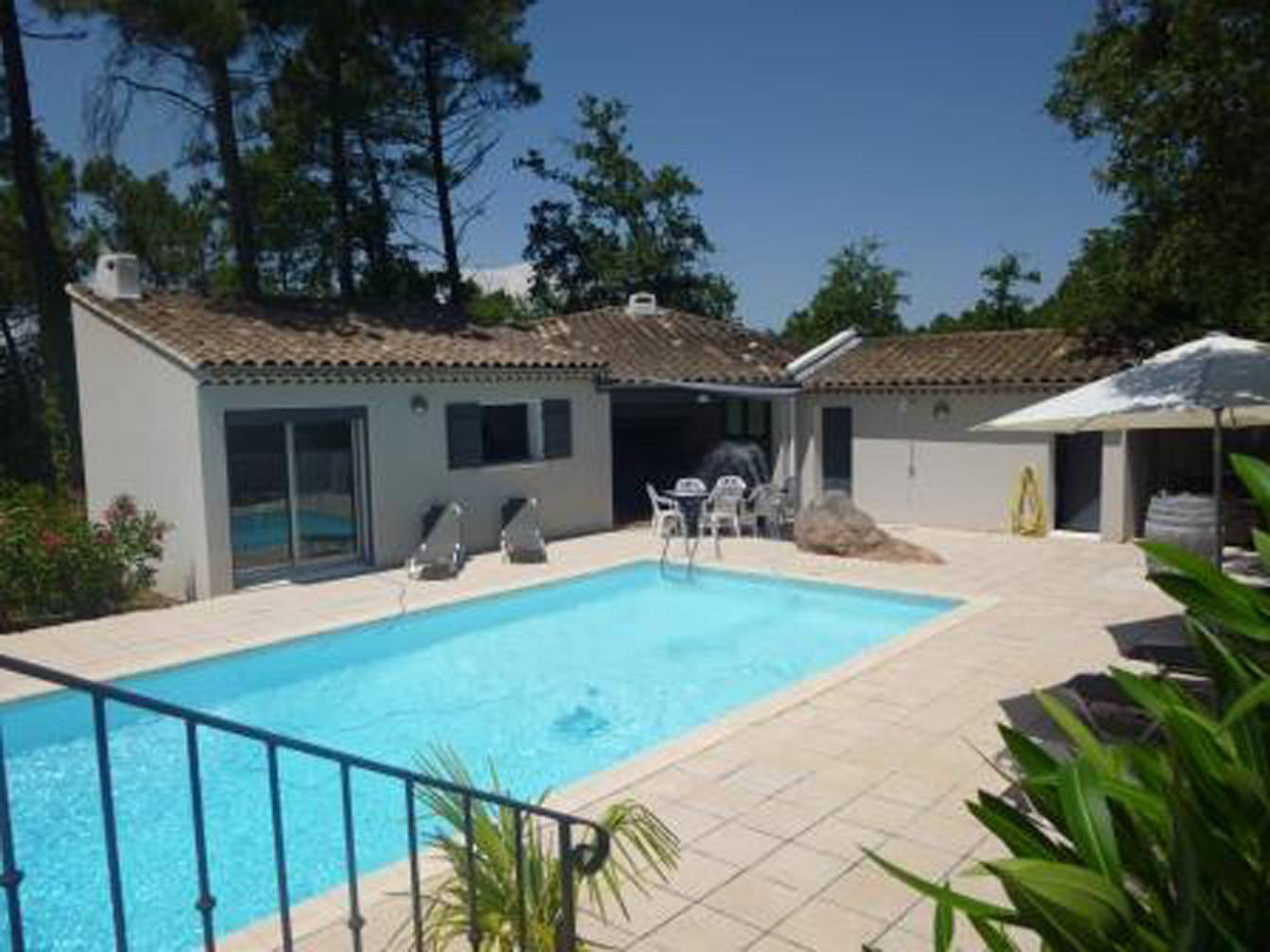 Un bel espace piscine à l'abri du mistral
